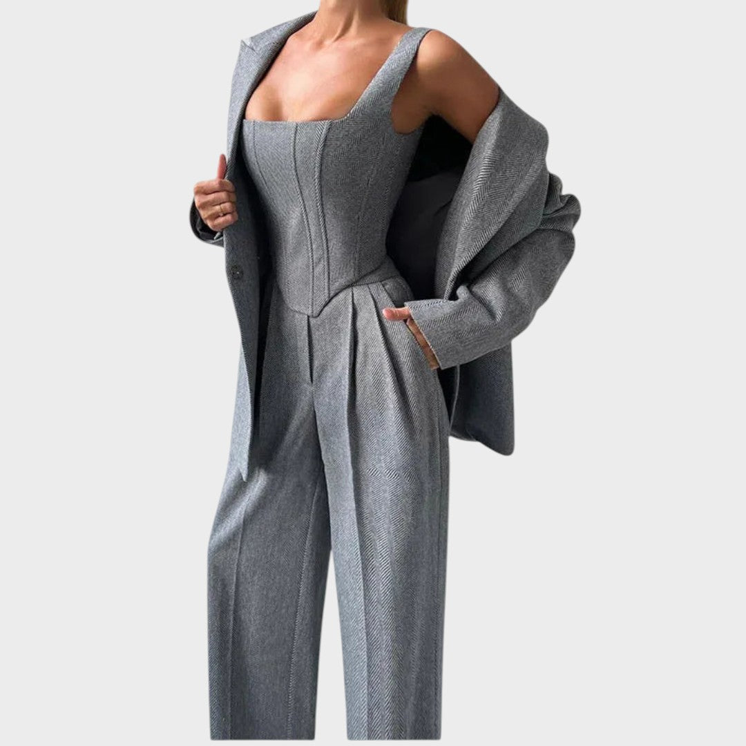 Karolina – Moćni Trodijelni Kostim Maja Zagreb