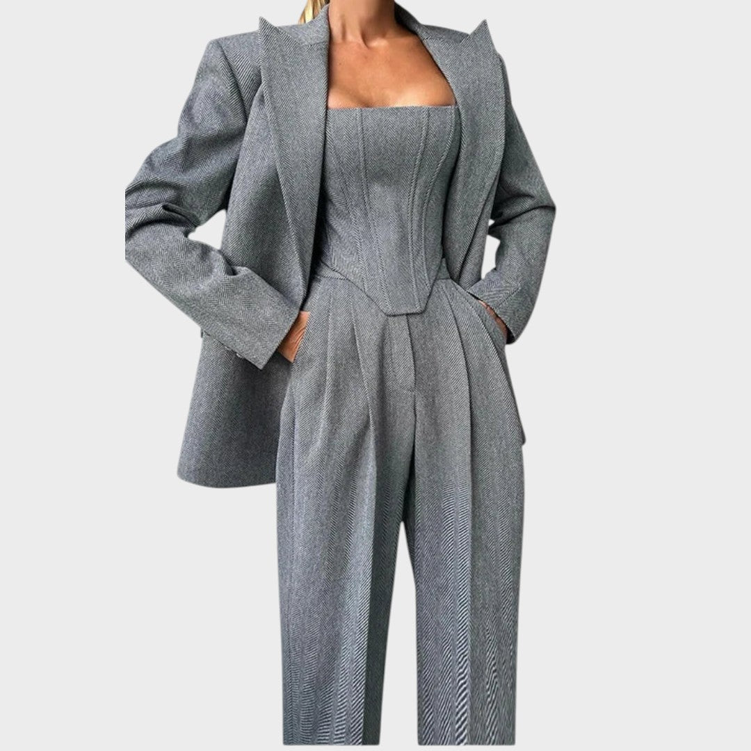 Karolina – Moćni Trodijelni Kostim Maja Zagreb