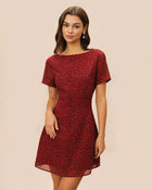 Crvena cvjetna mini haljina s brošem